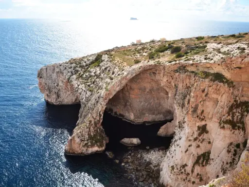 Malta zwiedzanie: majestatyczne klify i jaskinie nad turkusowym morzem. Widok zapiera dech w piersiach.