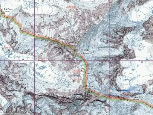 Mapa topograficzna z zaznaczoną trasą na Mount Everest. Widoczne obozy, przełęcze i szczyty, w tym Lho-La Pass, Khumbu Icefall, South Summit, Lhotse.