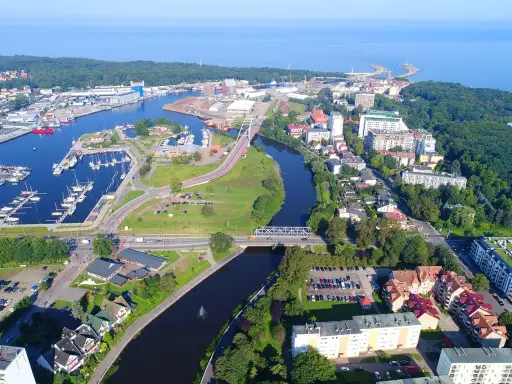 Widok na port i rzekę w Kołobrzegu. Odkryj **geheimtipps Kolberg** – urokliwe zakątki i malownicze widoki.