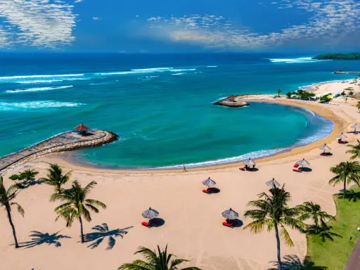 Idealne wakacje na Bali: piaszczysta plaża, turkusowe morze, palmy i zaciszne altanki. Raj dla każdego!