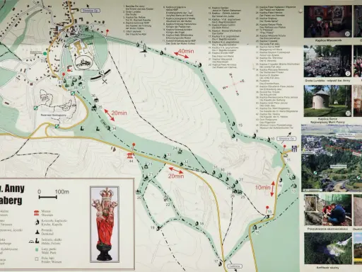 Mapa turystyczna Góry Świętej Anny z zaznaczonymi szlakami, kaplicami i zabytkami.
