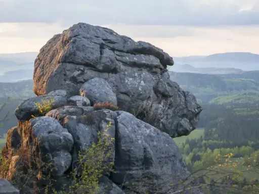 Imponujące formacje skalne w Górach Stołowych, jedne z wielu atrakcji tego regionu, górują nad zieloną doliną.