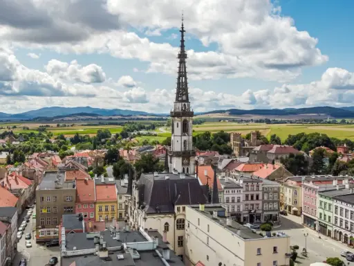 Urokliwe miasteczko z wieżą kościelną, idealne na jednodniową wycieczkę. Atrakcje do 30 km od Wrocławia czekają!