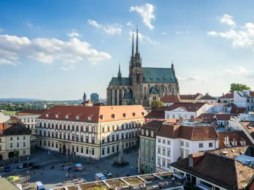 Widok na katedrę św. Piotra i Pawła oraz plac w Brnie, największym mieście Moraw.