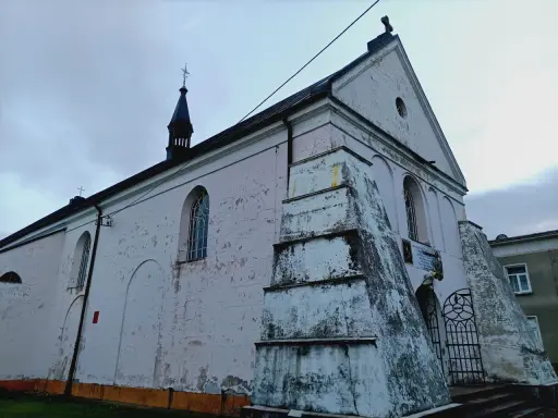 Kościół w **Szczuczynie** z charakterystyczną wieżyczką i ozdobnym portalem.