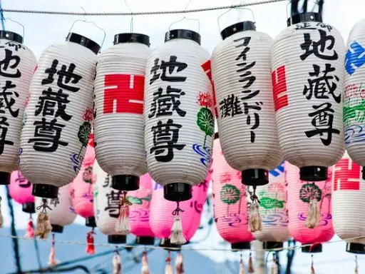 Jak świat czci zmarłych? Od fiesty w Meksyku po lampiony w Japonii