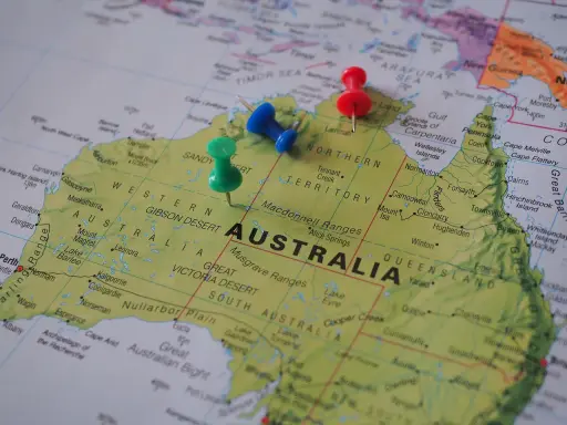 Gdzie jest Sydney? Na mapie Australii zaznaczono trzy punkty. Jeden z nich wskazuje na wschodnie wybrzeże, gdzie znajduje się Sydney.