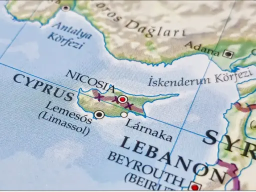 Mapa pokazuje Cypr, jego stolice Nikozję i inne miasta. Widać też fragmenty Turcji, Syrii i Libanu.