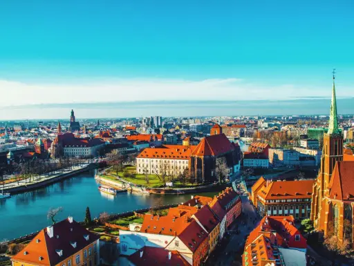 Wrocławskie Stare Miasto, z jego rzeką i zabytkowymi budowlami, to jeden z najpiękniejszych miast w Polsce.