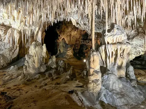 Wnętrze jaskini z naciekami, stalaktytami i stalagmitami. Warto kupić jaskinia raj bilety, by zobaczyć to cudo natury.