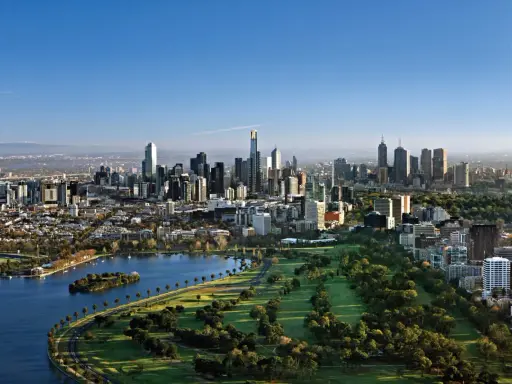 Widok na Melbourne, największe miasto Australii, z jego drapaczami chmur, parkiem i jeziorem.