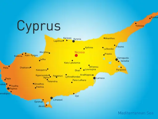 Mapa Cypru, wyspy na Morzu Śródziemnym, z zaznaczonymi miastami jak Nikozja, Limassol, Larnaka.