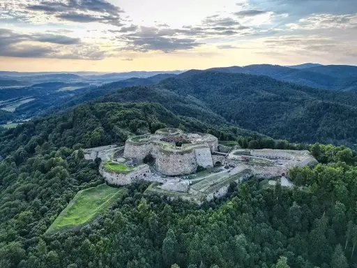 Twierdza na wzgórzu, otoczona lasem, to wspaniałe srebrna góra atrakcje. Widok z lotu ptaka ukazuje potęgę budowli.