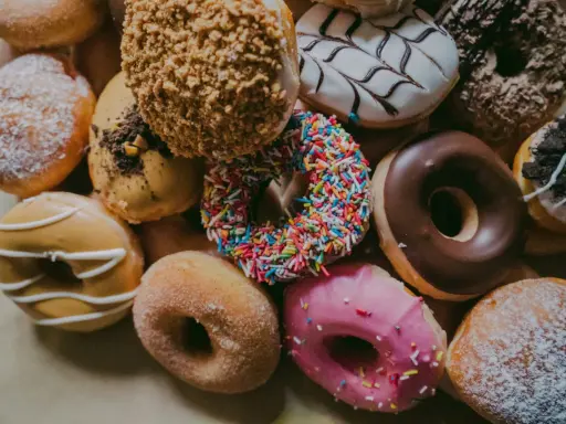 Tłusty Czwartek na świecie: Gdzie jedzą pączki, a gdzie mięso?