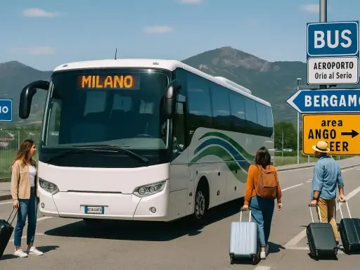 Autobus do Mediolanu i drogowskaz na Bergamo. Turyści z walizkami czekają na transport.