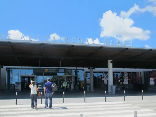 Lotniska na Cyprze: budynek lotniska w Pafos z napisem w języku greckim i angielskim.