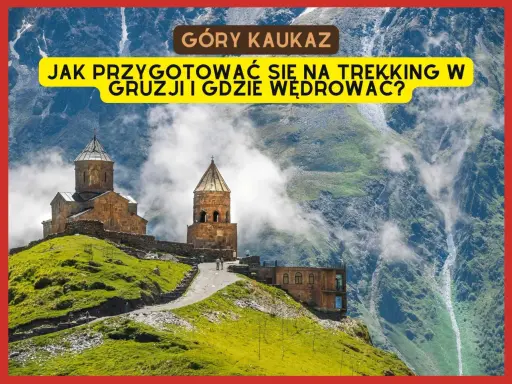 Gruzińska cerkiew na zielonym wzgórzu w górach Kaukazu, otoczona mgłą.