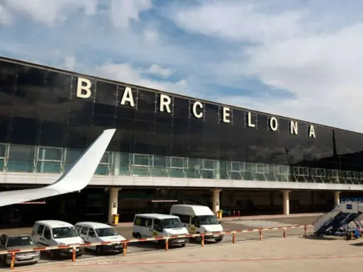 Terminal Barcelona El Prat. Samoloty, busy vans and cars waiting for passengers.