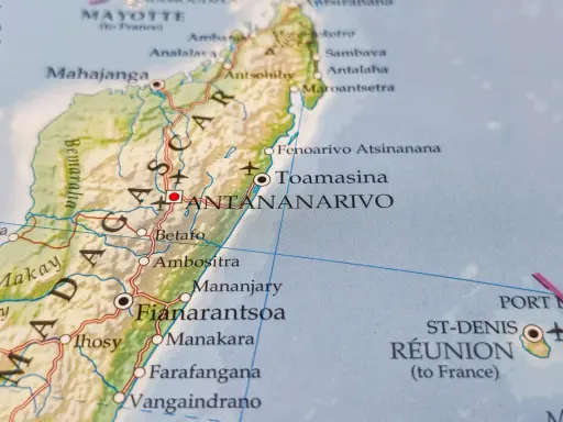 Mapa polityczna pokazuje, gdzie leży Madagaskar, z zaznaczonymi miastami jak Antananarywa i Toamasina, oraz wyspą Reunion.