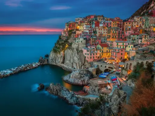 Kolorowe domy Cinque Terre nad turkusowym morzem, idealne miejsce, gdzie do Włoch na wakacje.