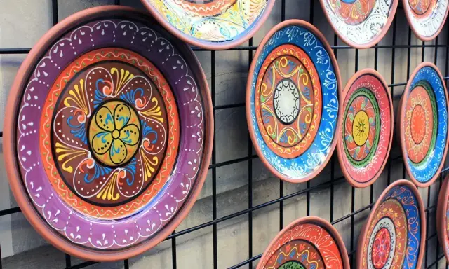 Kolorowe, ręcznie malowane talerze ceramiczne, idealne jako pamiątka – co przywieźć z Hiszpanii.