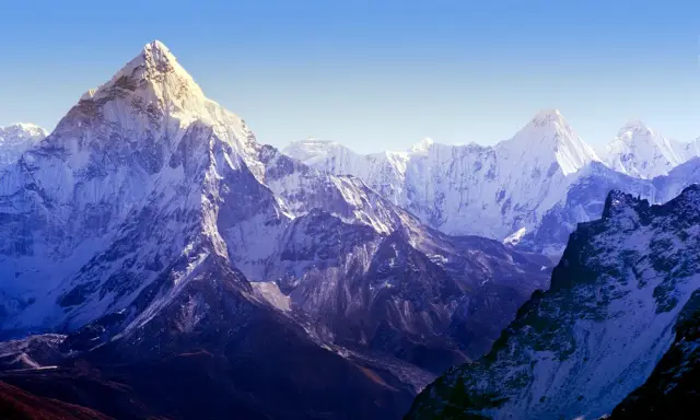 Mount Everest: Nepal czy Chiny? Dwa oblicza i drogi do bazy.