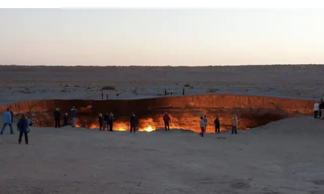 Wrota piekieł w Turkmenistanie, ogromny krater płonący gazem, przyciąga turystów.