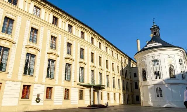 Zdobne budynki na Hradczanach, gdzie warto kupić bilety, by zwiedzić to miejsce.