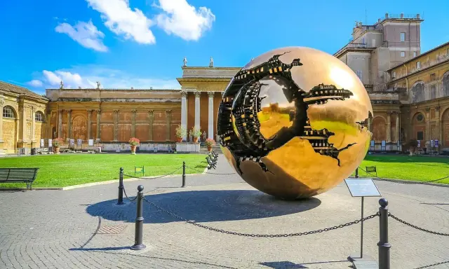 Złota kula w dziedzińcu Muzeów Watykańskich, idealne miejsce na zakup biletów do muzeum watykańskiego.