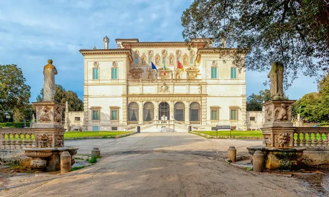 Willa Borghese z fontannami i rzeźbami. Warto kupić galeria Borghese bilety online, by uniknąć kolejek.