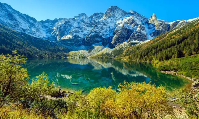 Piękne Morskie Oko, otoczone jesiennymi barwami i ośnieżonymi szczytami. Ile km do tego widoku? Warto!