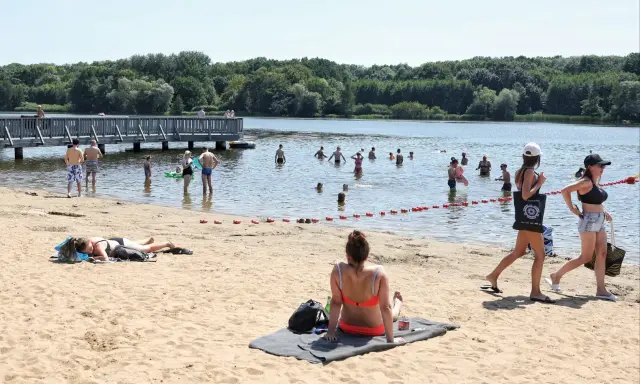Ludzie kąpią się i opalają nad wodą, ciesząc się jednym z najładniejszych jezior w Wielkopolsce.
