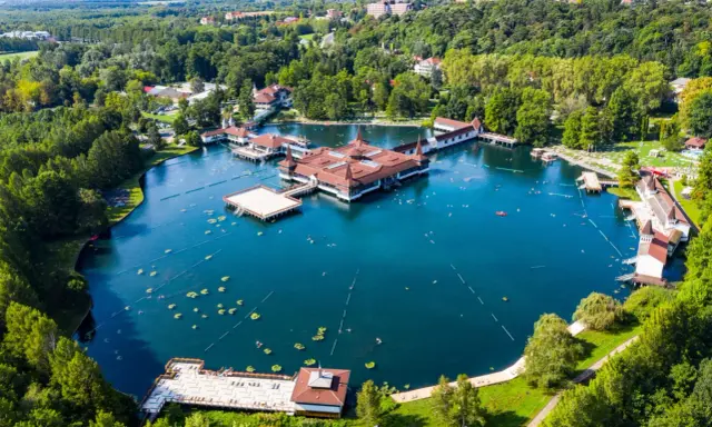 Malownicze kąpielisko termalne, gdzie nad Balatonem można odpocząć w otoczeniu zieleni.