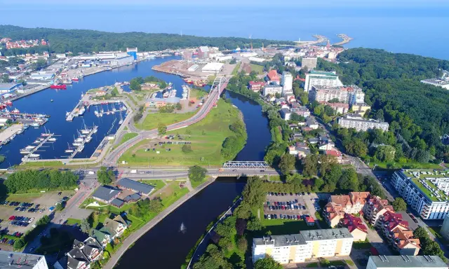 Widok na port i rzekę w Kołobrzegu. Odkryj **geheimtipps Kolberg** – urokliwe zakątki i malownicze widoki.