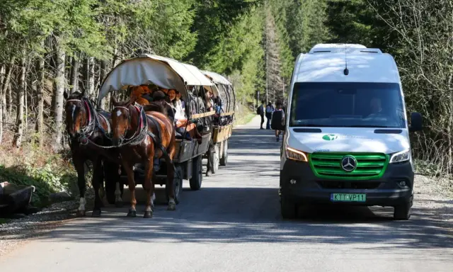 Droga do Morskiego Oka. Konne powozy i meleksy czekają na turystów. Cennik dostępny w punkcie informacji.