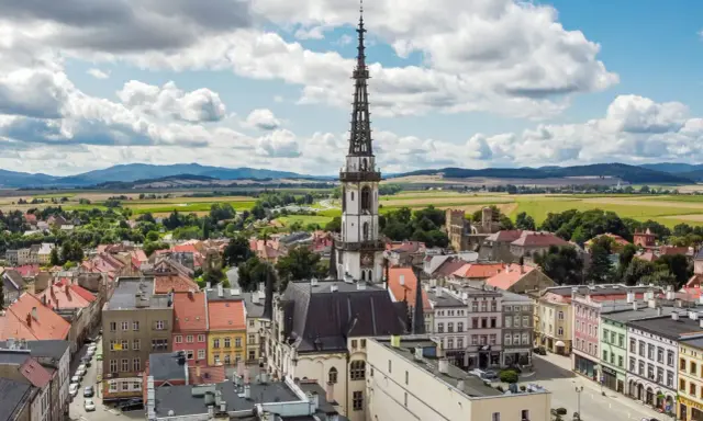 Urokliwe miasteczko z wieżą kościelną, idealne na jednodniową wycieczkę. Atrakcje do 30 km od Wrocławia czekają!