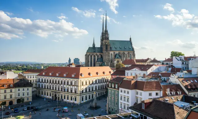 Widok na katedrę św. Piotra i Pawła oraz plac w Brnie, największym mieście Moraw.