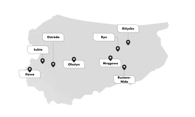 Mapa z zaznaczonymi miastami: Iława, Łukta, Ostróda, Olsztyn, Ryn, Giżycko, Mrągowo, Ruciane-Nida. Tu są Mazury!