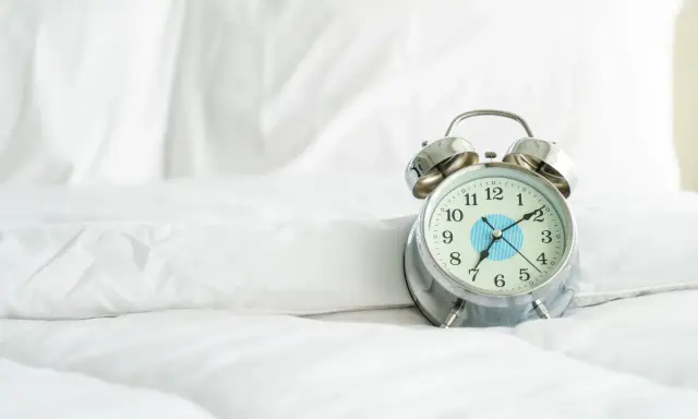 Doba hotelowa: Jak liczyć koszty noclegu i unikać opłat?