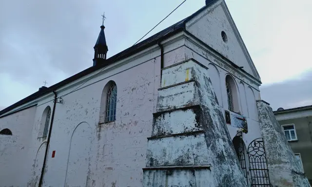 Kościół w **Szczuczynie** z charakterystyczną wieżyczką i ozdobnym portalem.