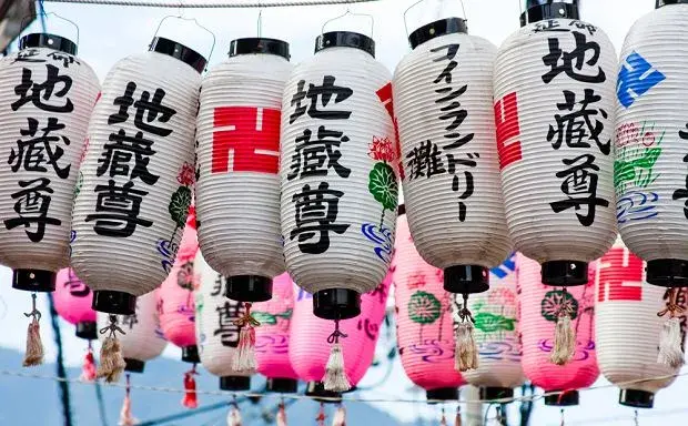 Jak świat czci zmarłych? Od fiesty w Meksyku po lampiony w Japonii