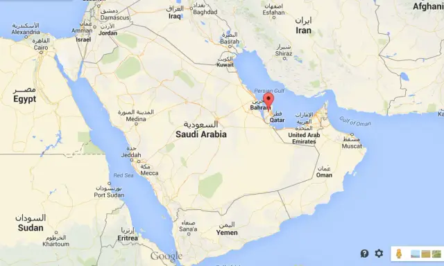 Mapa Google z zaznaczonym na czerwono Katarem na Półwyspie Arabskim.