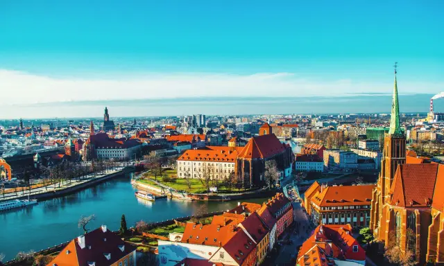 Wrocławskie Stare Miasto, z jego rzeką i zabytkowymi budowlami, to jeden z najpiękniejszych miast w Polsce.
