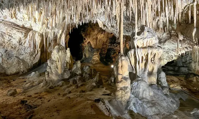 Wnętrze jaskini z naciekami, stalaktytami i stalagmitami. Warto kupić jaskinia raj bilety, by zobaczyć to cudo natury.