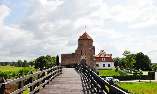 Zamek w Czersku, jedno z **ciekawych miejsc 150 km od Warszawy**. Drewniany most prowadzi do zabytkowej twierdzy.