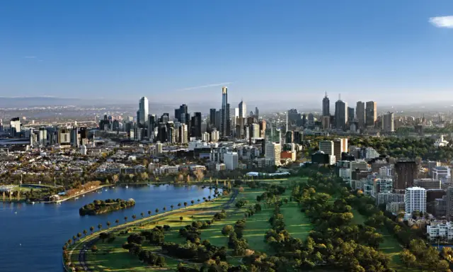 Widok na Melbourne, największe miasto Australii, z jego drapaczami chmur, parkiem i jeziorem.