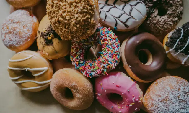 Tłusty Czwartek na świecie: Gdzie jedzą pączki, a gdzie mięso?