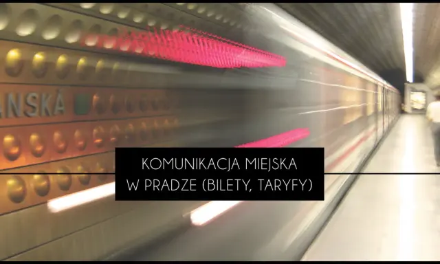 Praski pociąg metra w ruchu, z napisem "KOMUNIKACJA MIEJSKA W PRADZE (BILETY, TARYFY)".