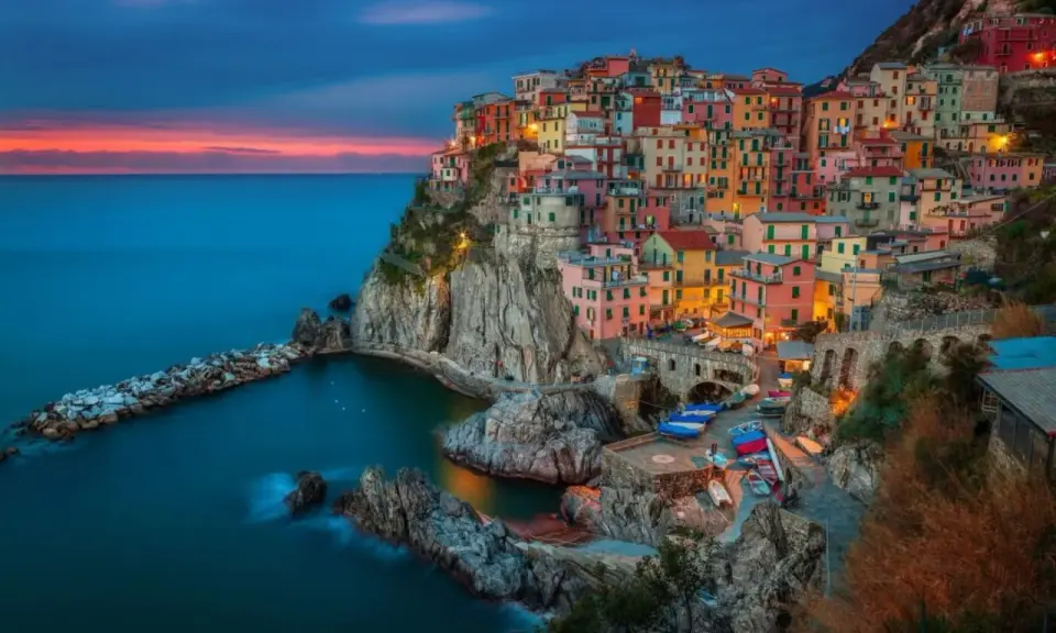 Kolorowe domy Cinque Terre nad turkusowym morzem, idealne miejsce, gdzie do Włoch na wakacje.