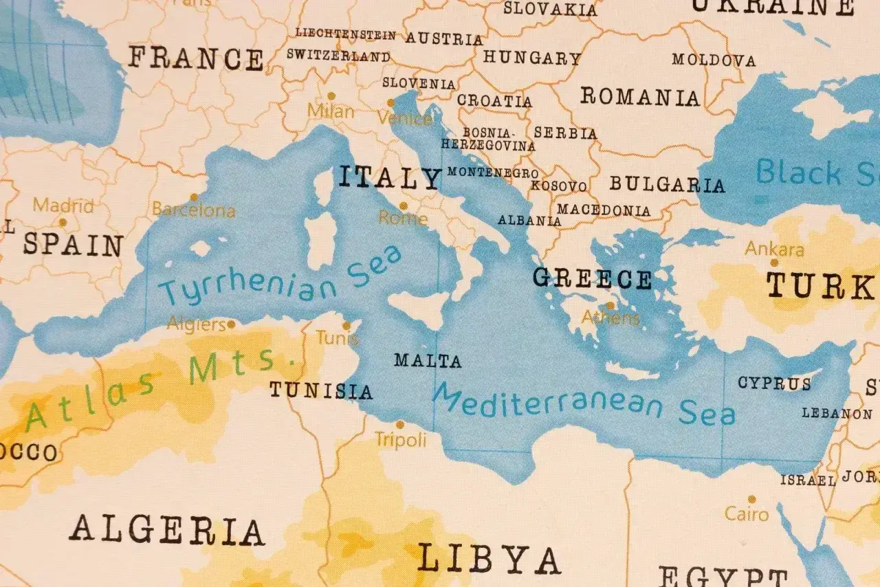 Mapa Morza Śródziemnego pokazuje, gdzie leży Sardynia – między Włochami a Tunezją, na Morzu Tyrreńskim.